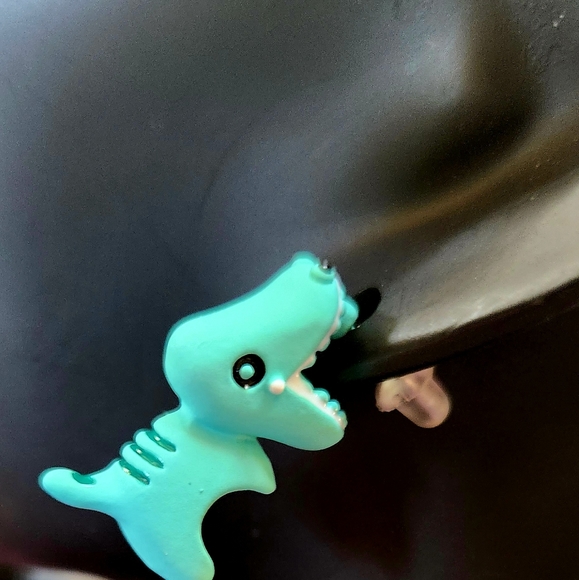 3D Green Biting Dinasour Earrings Biting Animal Earrings NWT - Picture 4 of 8